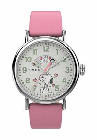 Ceas Timex cu o curea din piele roz, carcasă din oțel inoxidabil argintiu, cadran alb, cifre verzi și grafica personajelor Snoopy și prietenii săi.