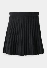 Černá pletená sukně se širokým pasem, krátká délka a vertikální žebrovaná textura.