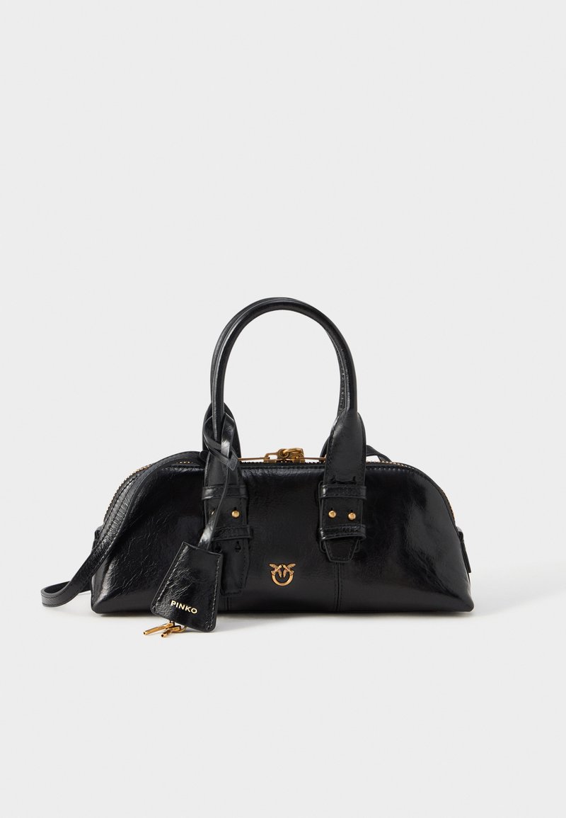 Svart lakkert lærveske med gull hardware, glidelås, doble korte håndtak og en avtakbar merkelapp med merkevarenavnet "PINKO."