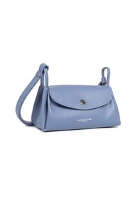 Borsa in pelle blu ardesia con finitura texturizzata, forma curvata, chiusura a pattina piatta e tracolla regolabile. Presenta un dettaglio del logo metallico.