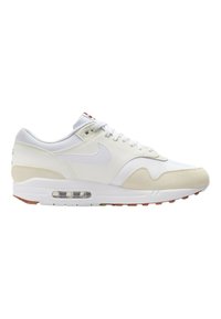 Vit Nike Air Max-sneaker med en mix av läder och textilmaterial, med en distinkt luftkudde och en gummisula.