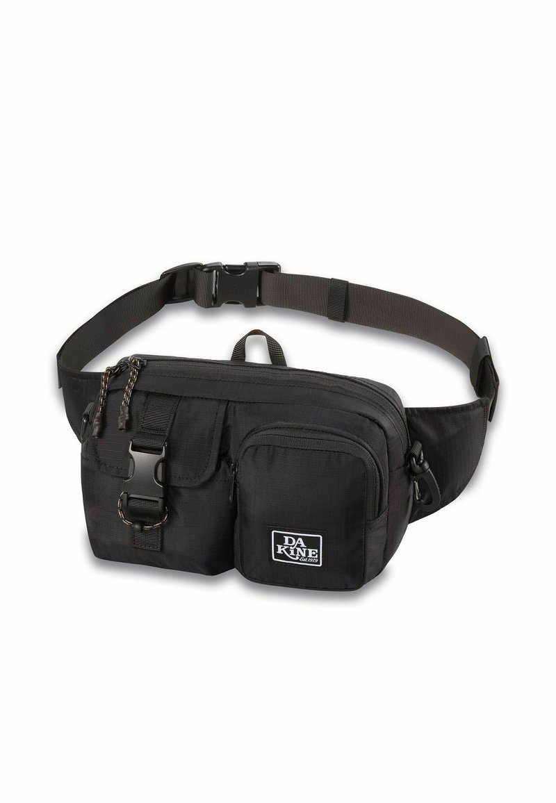 Marsupio nero con tracolla regolabile, dotato di diversi scomparti con zip, tessuto testurizzato e patch con logo frontale. Design durevole e compatto.
