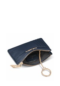 Portafoglio in pelle blu navy con finitura testurizzata, dotato di chiusura con zip, numerosi scomparti per carte e una catena dorata con anello per chiavi incorporato.