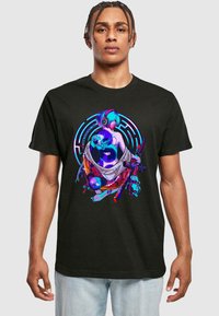 Sort bomulds T-shirt med et levende, farverigt grafisk design af en karakter med hovedtelefoner, intrikate detaljer og stiliserede elementer.