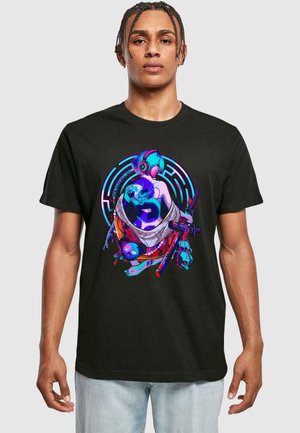 Sort bomulds T-shirt med et levende, farverigt grafisk design af en karakter med hovedtelefoner, intrikate detaljer og stiliserede elementer.