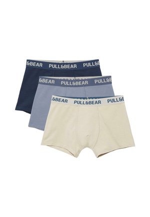 Tre paia di boxer Pull&Bear nei colori beige, azzurro chiaro e blu navy, impilati su uno sfondo bianco.