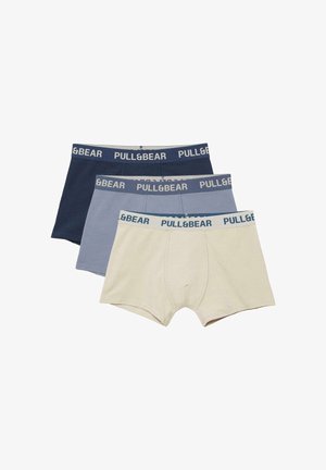 Tři páry boxerky Pull&Bear v béžové, světle modré a tmavě modré barvě, naskládané na bílém pozadí.