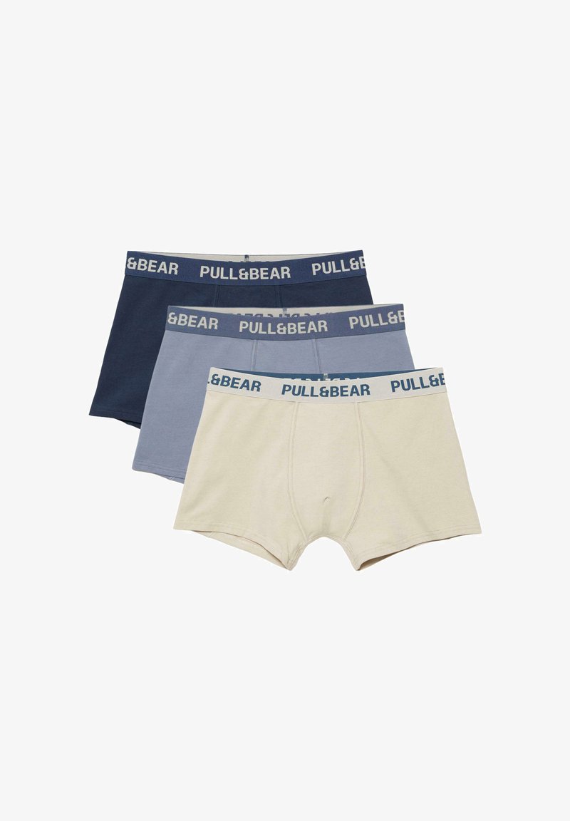 Tre paia di boxer Pull&Bear nei colori beige, azzurro chiaro e blu navy, impilati su uno sfondo bianco.