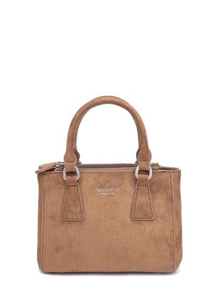 Sac à main rectangulaire en daim marron avec deux poignées supérieures et une fermeture éclair argentée, avec un petit logo de marque argenté au centre devant.