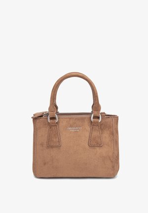 Sac à main rectangulaire en daim marron avec deux poignées supérieures et une fermeture éclair argentée, avec un petit logo de marque argenté au centre devant.