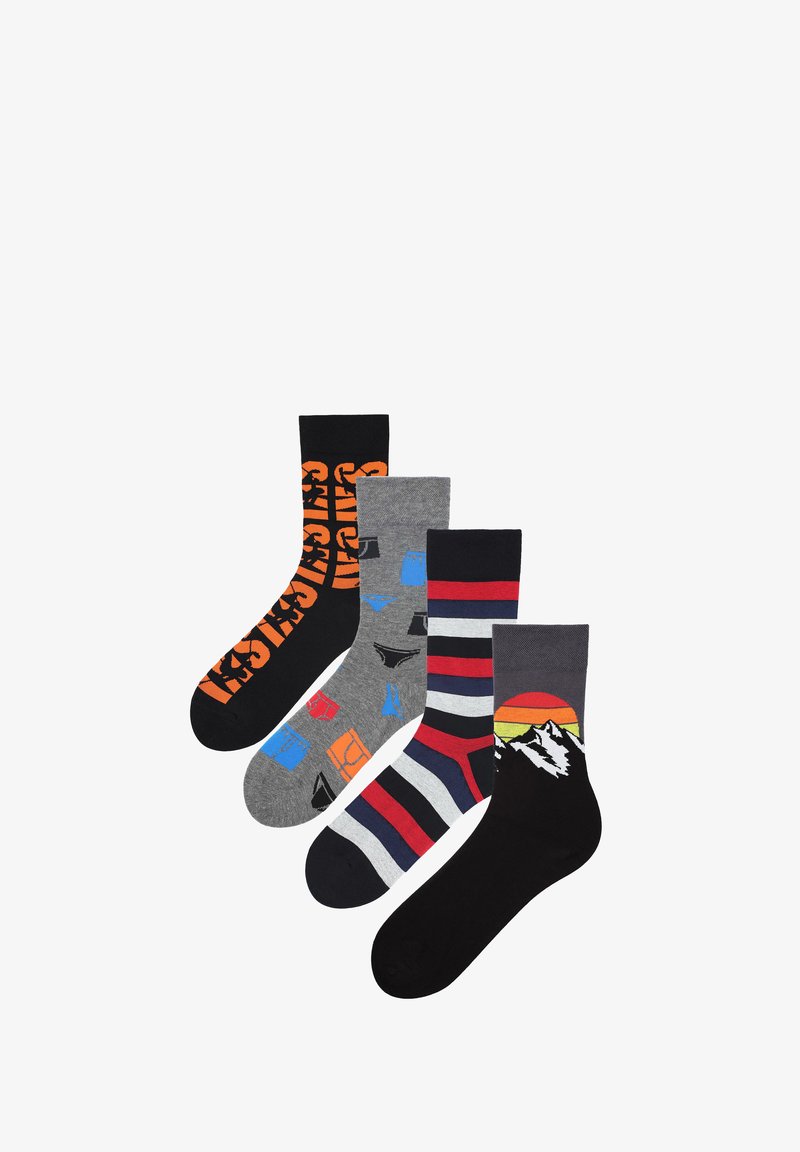 Cztery pary skarpetek: z pomarańczowym napisem na czarnym tle, szare z niebieskimi wzorami, w paski w kolorze czerwonym i granatowym oraz czarne z motywem górskiego zachodu słońca.