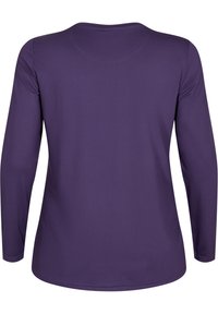 Langsleeve shirt in een effen paarse stof, met een eenvoudige ronde halslijn en een gladde, zachte textuur zonder zichtbare patronen of accenten.