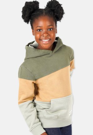 Kapuzensweatshirt mit grünen, hellbraunen und hellblauen Farbbalken. Verfügt über eine Fronttasche und gerippte Bündchen. weicher Stoff.