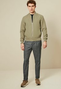 Next REGULAR FIT - Chaquetas bomber - neutral