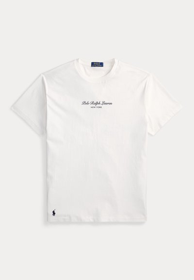 Λευκό κοντομάνικο t-shirt Polo Ralph Lauren με κείμενο "Polo Ralph Lauren New York" στο στήθος και μικρό μαύρο λογότυπο κοντά στο κάτω στρίφωμα.