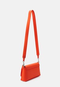 Calvin Klein MUST SHOULDER BAG - Keresztpántos táska - flame