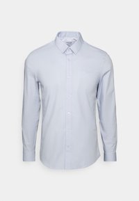 Chemise à manches longues bleu clair avec col, fermeture par boutons et logo brodé sur la poitrine. Matière en mélange de coton, texture lisse.