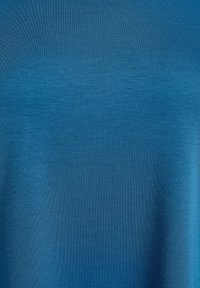 Modrá tkanina s hladkou texturou a jemným leskem. Materiál vypadá lehký a mírně pružný, bez viditelných vzorů nebo dekorací.