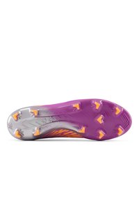 Suola di scarpa da calcio con tacchetti in gradiente viola e argento, dotata di tacchetti arancioni, caratterizzata da motivi geometrici e una superficie testurizzata per la trazione.