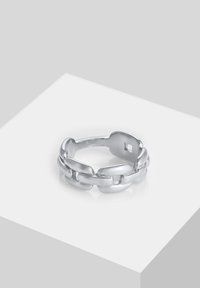Sølv kæde-ring med en glat, poleret overflade og afrundede kanter, der har indbyrdes låste sektioner. Refleksiv og metallisk tekstur.