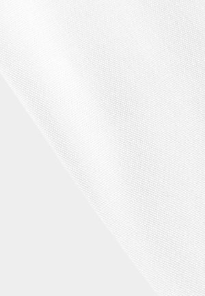 Tela blanca con una superficie texturizada y tejida. El material parece liviano y suave, mostrando un ligero brillo en ciertas áreas.