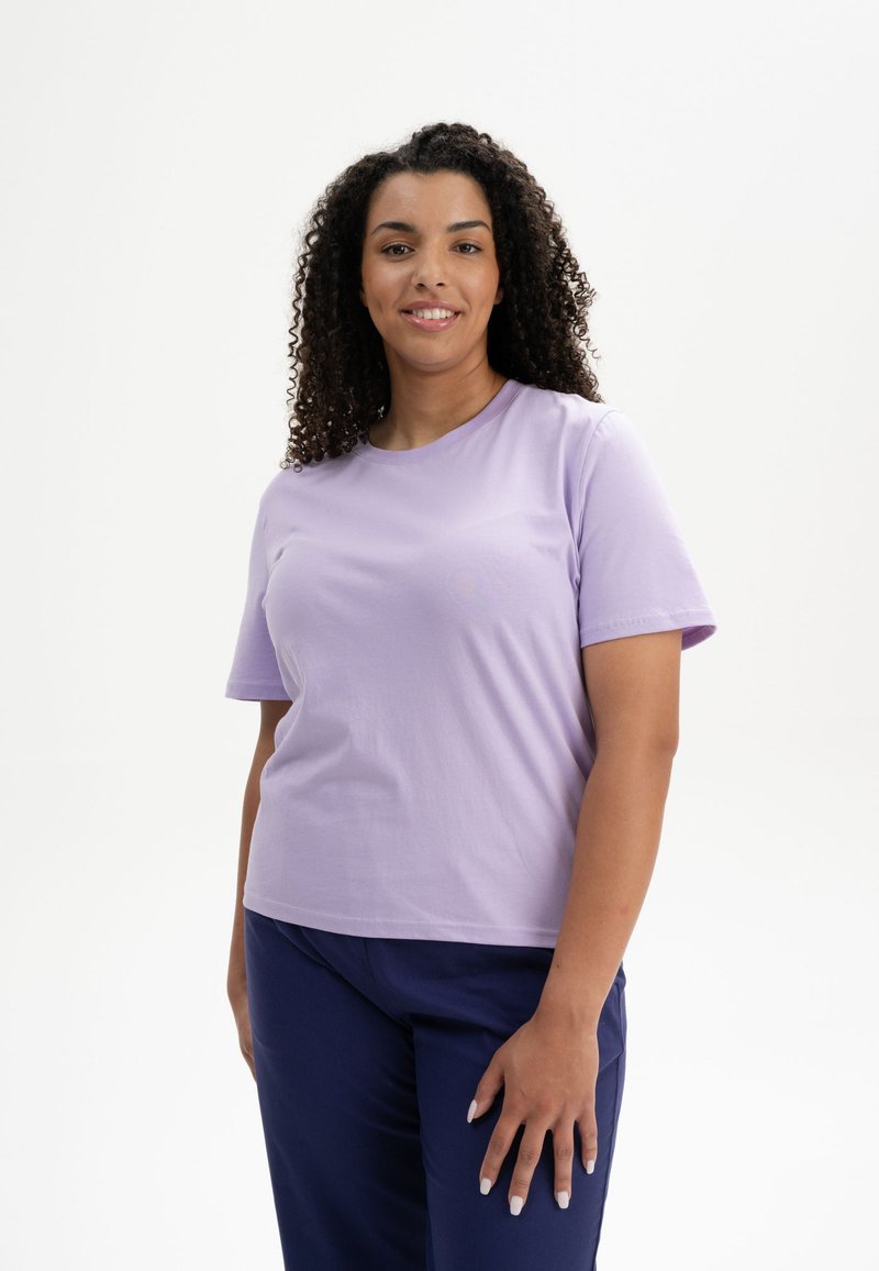 Lavendelfarbenes T-Shirt mit kurzen Ärmeln in lockerer Passform, aus weichem Baumwollstoff, mit einem runden Halsausschnitt und einem dezenten Logo auf der Brust.