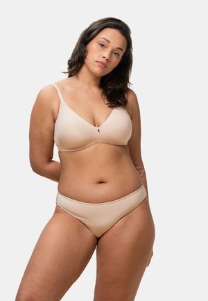 Ensemble soutien-gorge nu et bikini assorti en matière lisse. Le soutien-gorge comporte des bonnets souples avec un décolleté en V et des bretelles réglables.