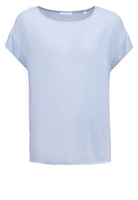 Světle modrá halenka s krátkým rukávem, vyrobená z hladkého materiálu, s kulatým výstřihem a volným střihem se bočními rozparky na spodním lemu.