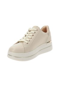 Baskets en cuir beige avec lacets à l'avant, accents argentés sur la semelle, orteils ronds et semelle intermédiaire rembourrée pour le confort.