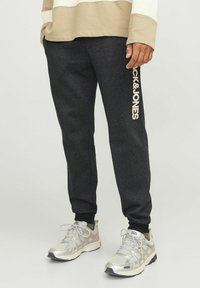 Jack & Jones JOGGING REGULAR FIT - Pantalones deportivos - black