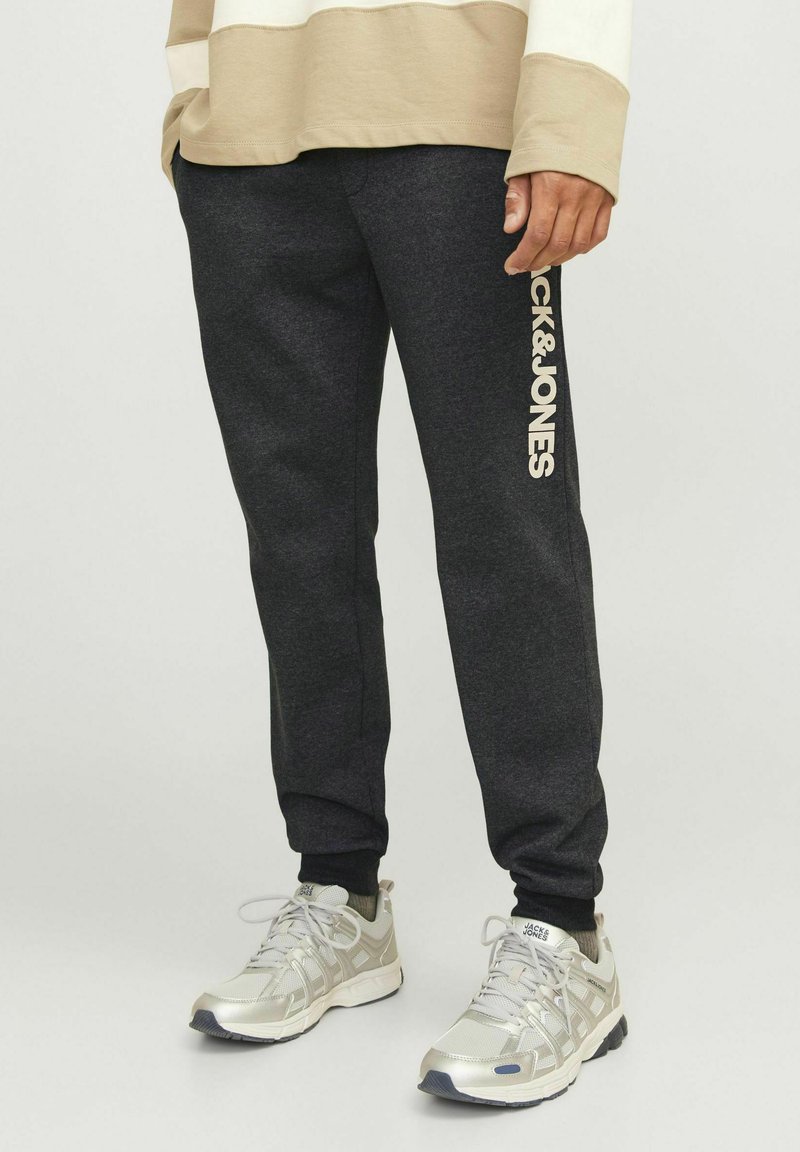 Jack & Jones JOGGING REGULAR FIT - Pantalones deportivos - black