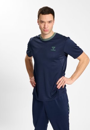Marine sportshirt met een contrasterende groene kraag, gemaakt van vochtafvoerende stof. Bevat het "hummel" logo in het groen op de borst.