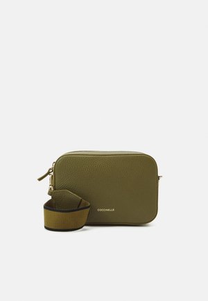 Kleine olijfgroene leren schoudertas met textuur, voorzien van een brede gestreepte stoffen schouderband en gouden rits- en logo-details.