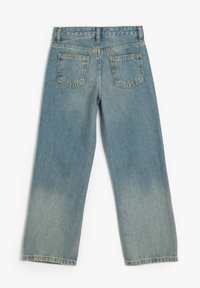 Vaqueros de mezclilla de color azul claro con pierna recta, que cuentan con bolsillos traseros y un acabado desgastado. La cintura tiene una altura estándar con pasadores para cinturón.