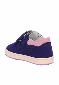Sneaker in suede viola con accenti in tessuto rosa, dotata di cinturini in velcro e suola in gomma. Punta arrotondata e colletto imbottito per il comfort.