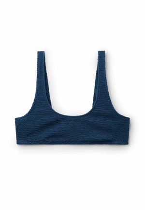 Granatowy top z teksturowanej tkaniny, z szerokimi ramiączkami i dekoltem w serek, ułożony płasko na białym tle.