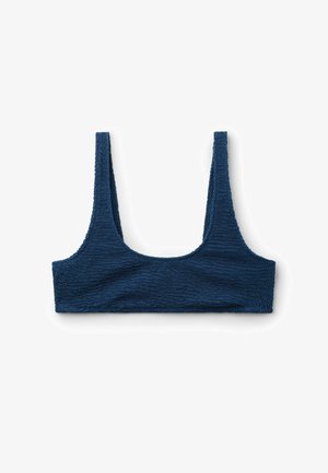 Granatowy top z teksturowanej tkaniny, z szerokimi ramiączkami i dekoltem w serek, ułożony płasko na białym tle.