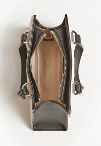 Czarna torba z faux skórki z złotym zamkiem, widoczna główna komora. Wnętrze wykończone beżową podszewką z nadrukowanym logo. Strukturalny design.