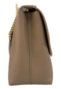 Borsa in pelle beige con una forma strutturata, caratterizzata da un accento in catena dorata e dettagli cuciti lungo i bordi.