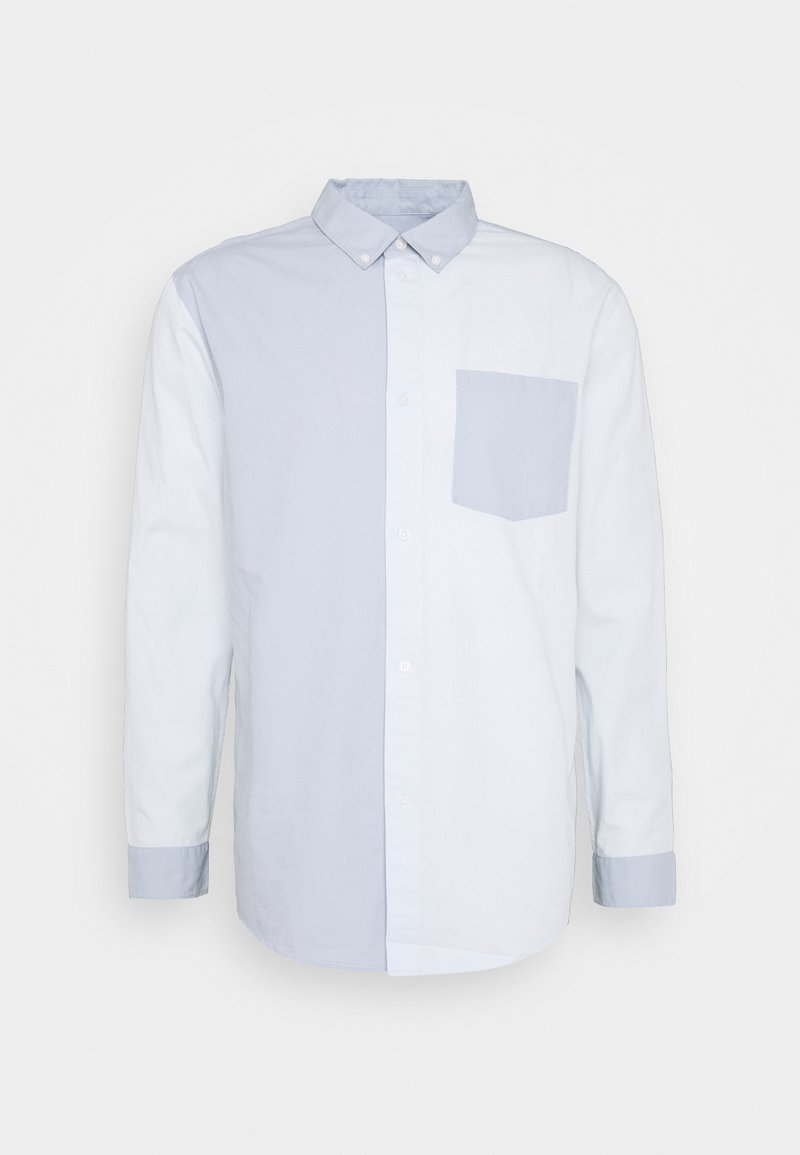 Camicia button-up azzurro chiaro con design bicolore, maniche lunghe, una tasca sul petto e una texture in cotone liscia.