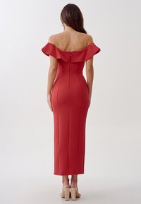 Rød off-the-shoulder kjole i en tætsiddende design med lynlås i ryggen, knælængde, tekstureret stof og voluminøse ærmer.
