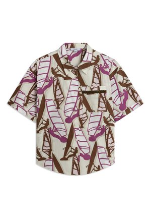Camisa de manga corta con cuello en color crema, con estampado de windsurf en marrón y púrpura. Cuenta con un bolsillo en el pecho y cierre frontal con botones. Tejido ligero.