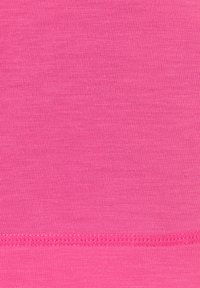 Fuchsia roze stof met een gladde textuur, voorzien van een nette, vlakke naad langs de onderkant. Uniforme kleur zonder patronen of accenten.