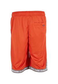 Shorts de sport orange vif avec taille élastique, poche arrière et bord gris, portant le texte blanc "DNGRS" le long de l'ourlet.