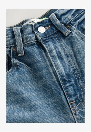 Jeans wykonane z denimu mają jasnoniebieski kolor z detalami w postaci przetarć. Pas posiada metalowy guzik i widoczne szwy wzdłuż szwów.