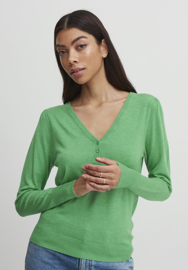 Grüner, langärmeliger Pullover mit V-Ausschnitt, geripptem Saum und drei Knöpfen am Ausschnitt. Weiche Textur, taillierte Passform. Lässiger Stil.