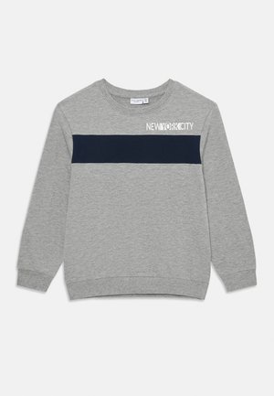 Grauer Sweatshirt aus Baumwolle, mit einem marineblauen horizontalen Streifen und "NEWYORKCITY" in Weiß oben links bedruckt.