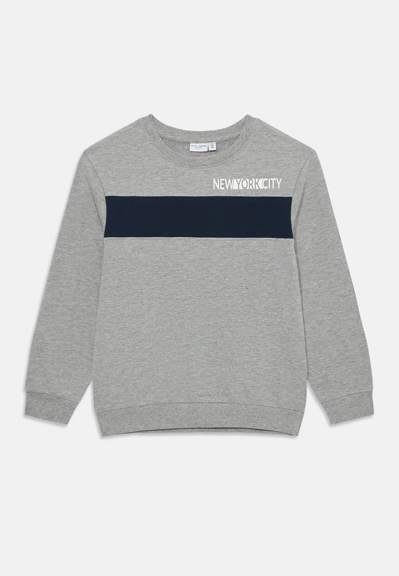 Felpa grigia in cotone, con una striscia orizzontale blu navy e "NEWYORKCITY" stampato in bianco sulla parte alta a sinistra.