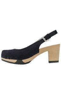 Slingback-högklackad sko i marinblå mocka med rund tå, trävrist och klack, accentuerad med dekorativ söm och gummisula.