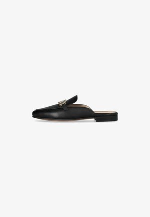 Chaussure slip-on en cuir noir avec un bout pointu, comportant un accent décoratif en argent et un petit talon. Texture lisse, design minimaliste.